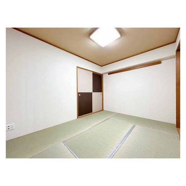 「和室」別角度写真です。天井はアクセントクロスで仕上げました。