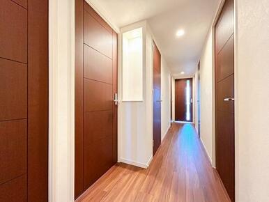 「廊下」フローリング張替え、クロス張替え、照明交換等を行いました。