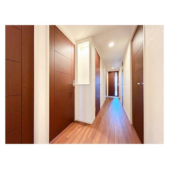 「廊下」フローリング張替え、クロス張替え、照明交換等を行いました。