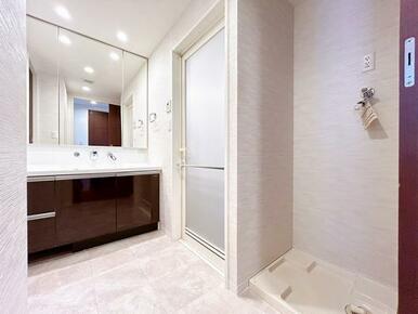 「洗面所」クッションフロア張替、クロス張替、照明交換等を行いました。