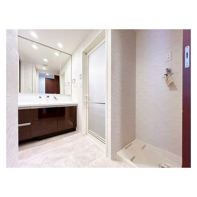 「洗面所」クッションフロア張替、クロス張替、照明交換等を行いました。