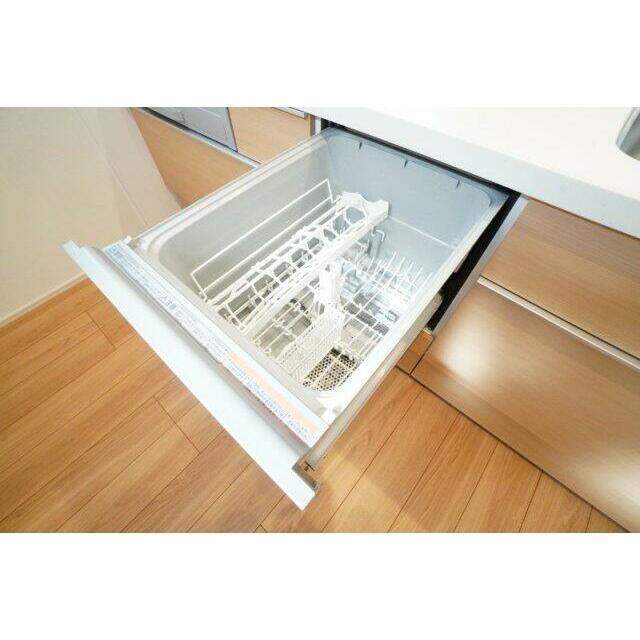 キッチンにはビルトイン食器洗浄乾燥機がついています。面倒な食器洗いもお任せ♪※類似物件の参考画像です