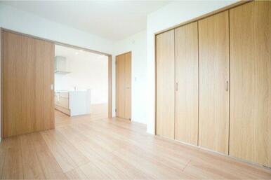 1階5.5帖洋室。小さなお子様を遊ばせる部屋や1階の寝室としても利用できます。※類似の参考画像です。