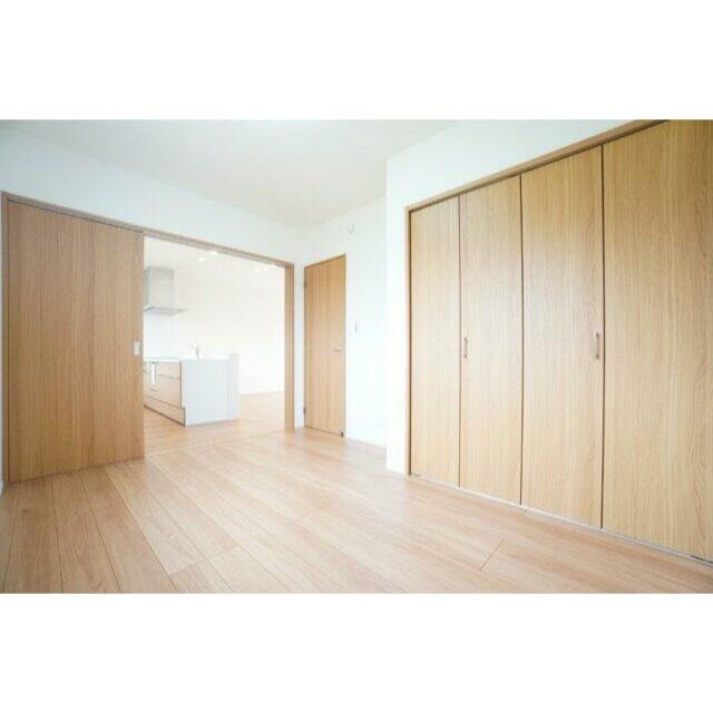 1階5.5帖洋室。小さなお子様を遊ばせる部屋や1階の寝室としても利用できます。※類似の参考画像です。