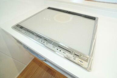 キッチンパネルは凹凸がなく、お手入れが簡単です。※類似物件の参考画像です。