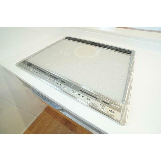 キッチンパネルは凹凸がなく、お手入れが簡単です。※類似物件の参考画像です。