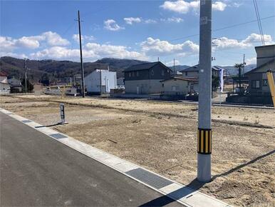 南側も道路のため陽当たりを十分に確保できます。前面道路との高低差が少なく駐車もスムーズです。