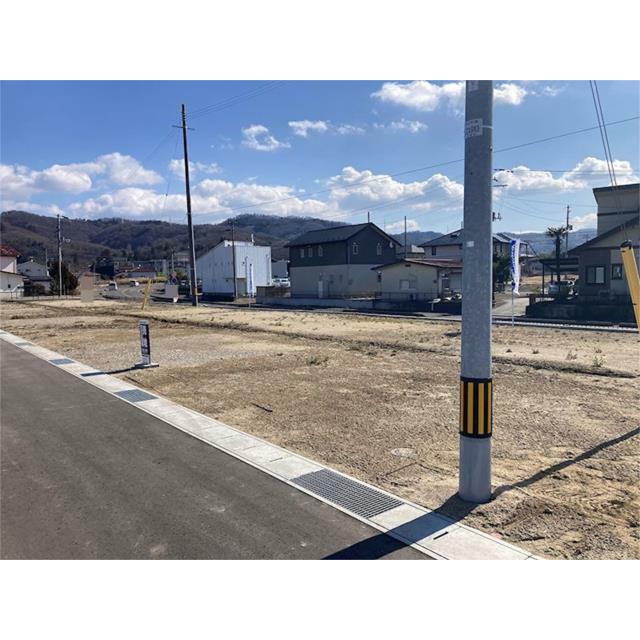 南側も道路のため陽当たりを十分に確保できます。前面道路との高低差が少なく駐車もスムーズです。