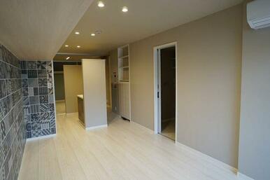 アクセントクロスを採用。照明はダウンライト仕様。