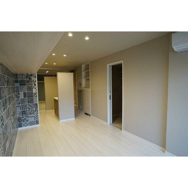 アクセントクロスを採用。照明はダウンライト仕様。