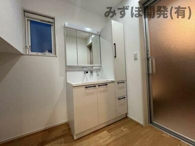 棚付の化粧台ですので、収納量も豊富です