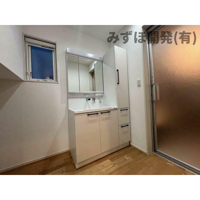 棚付の化粧台ですので、収納量も豊富です