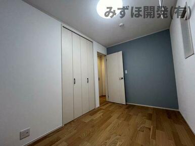 全洋室に取り外し可能な物干しポールがついてます