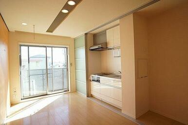 ８．３帖の洋室。ワンルームですがスライディングスクリーンでキッチンを隠すことができます。