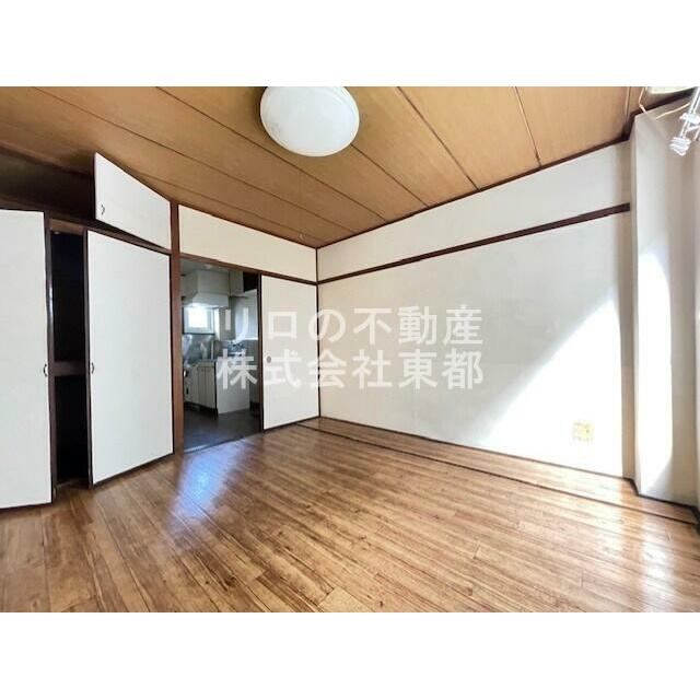 室内は落ち着いた温もりを感じるフローリングです☆