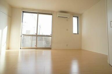 【洋室】南面にはメインの窓プラス小窓があります（スゥイング式）◆エアコン装備。