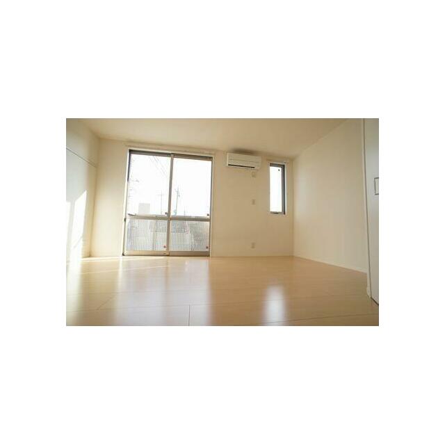 【洋室】南面にはメインの窓プラス小窓があります（スゥイング式）◆エアコン装備。