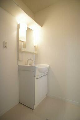 【脱衣洗面所】独立洗面化粧台を装備（シャンプードレッサー）◆上部の壁には棚があり、意外と便利です。