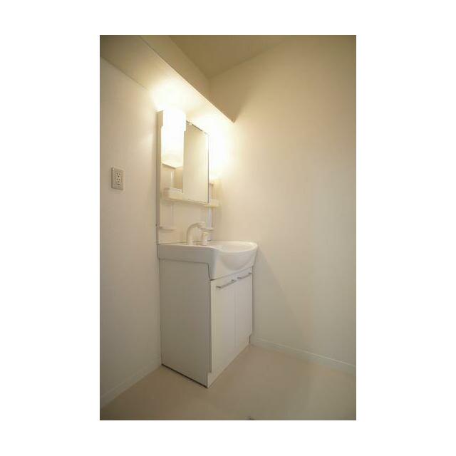 【脱衣洗面所】独立洗面化粧台を装備（シャンプードレッサー）◆上部の壁には棚があり、意外と便利です。