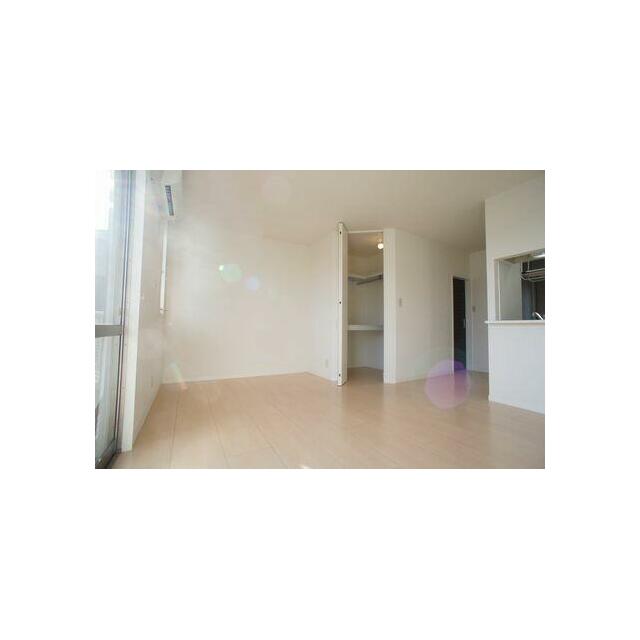 【洋室】収納（ウォークインクローゼット）の扉を開けた状態です◆内部は棚のほかにハンガーパイプも付い…