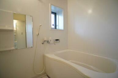 【浴室】小窓があり、換気および明りとりに便利です。