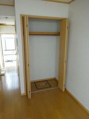 ほかの部屋の写真を使用しております。