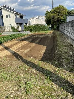 西側から南側を望む。隣地との境界