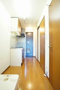 洋室からキッチン方向。左下は洗濯機置場です。