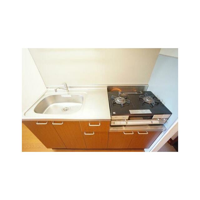 吊戸棚も付きキッチン。内装にあったブラウン色。そしてガスコンロは設備として設置されています。