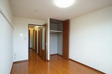 収納スペース上部は箱物等、下部は衣類等！奥行があって使いやすいです。