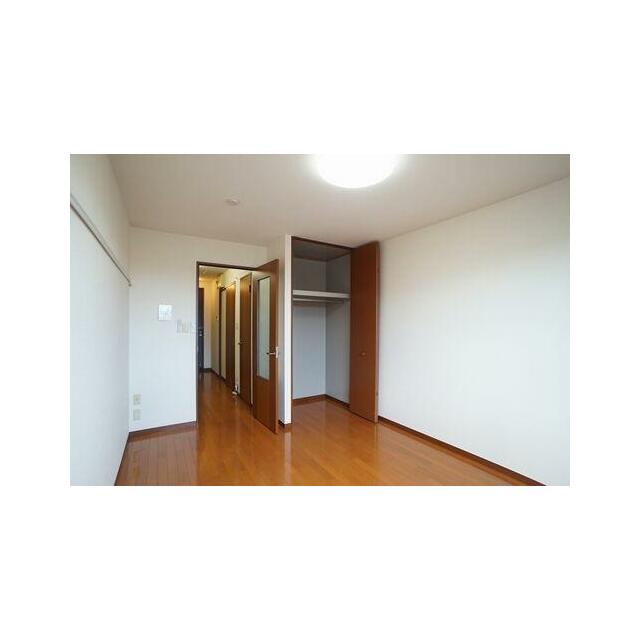 収納スペース上部は箱物等、下部は衣類等！奥行があって使いやすいです。