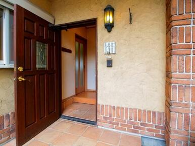 重厚感のある玄関扉