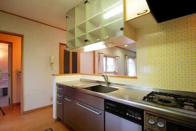 広々としたシステムキッチン！収納もたっぷりです。