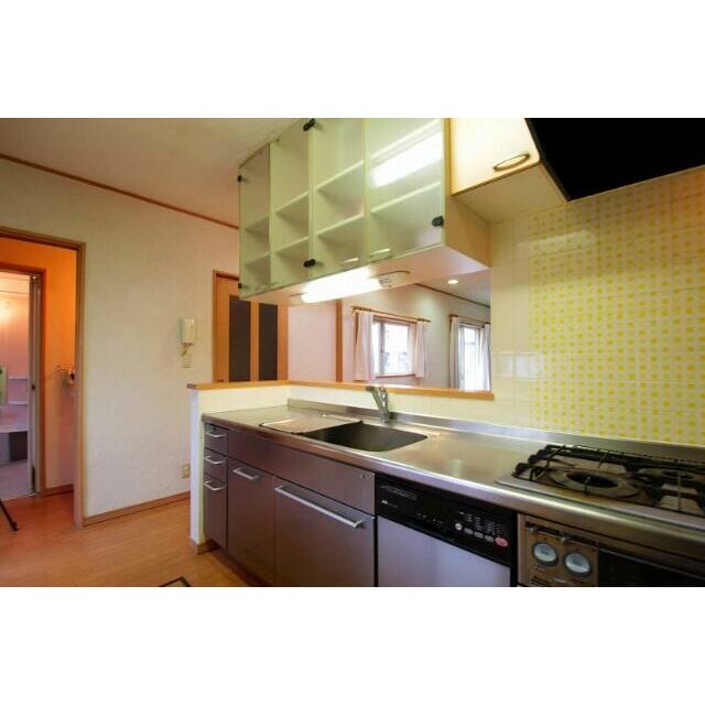 広々としたシステムキッチン！収納もたっぷりです。