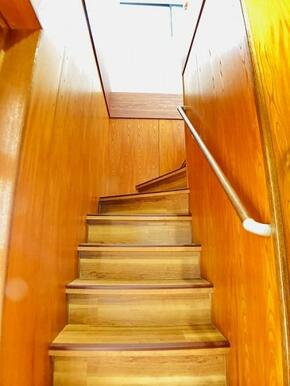 「階段」手すり付き階段で安心です。