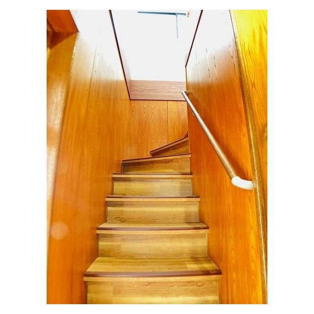 「階段」手すり付き階段で安心です。