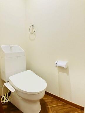 「トイレ」2階トイレも新品交換済みです。