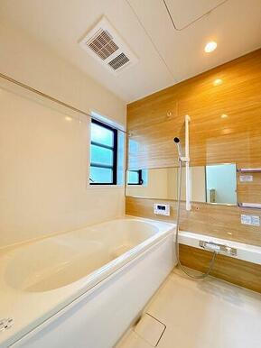 「浴室」足を伸ばしてゆっくりと入れる広々としたお風呂。