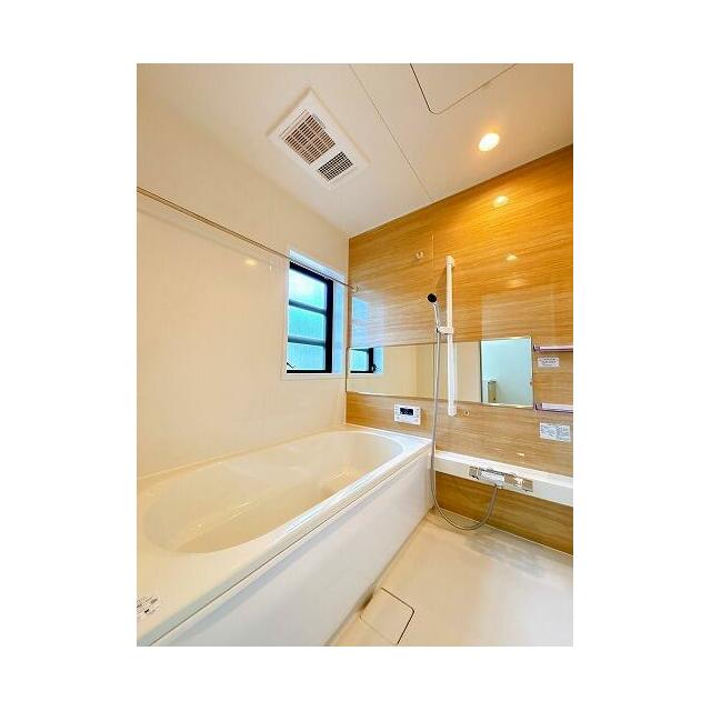 「浴室」足を伸ばしてゆっくりと入れる広々としたお風呂。