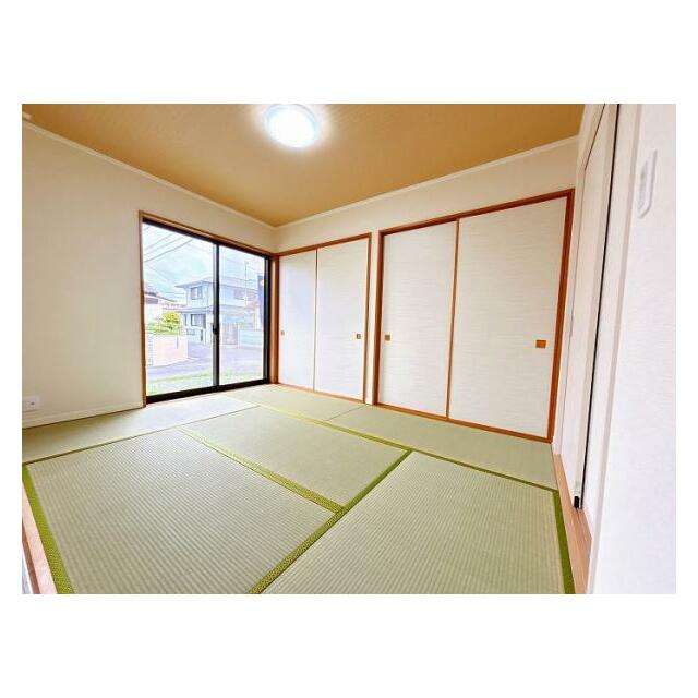 「和室」玄関を入ってスグの和室は、急なお客様の時にも重宝します。