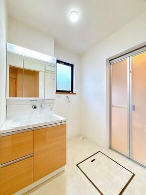 「脱衣所」三面鏡付きの洗面台は新品交換しております。