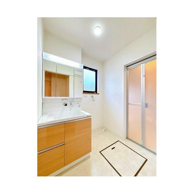 「脱衣所」三面鏡付きの洗面台は新品交換しております。