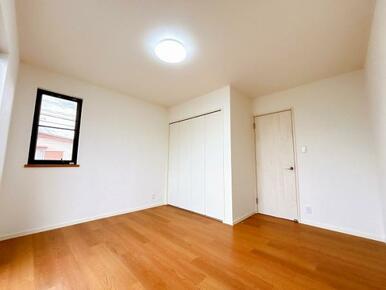 「南西側洋室」約6.5帖のお部屋です。