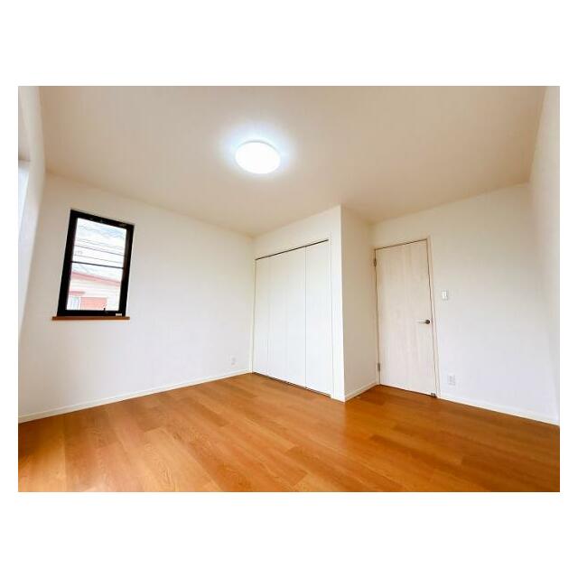 「南西側洋室」約6.5帖のお部屋です。