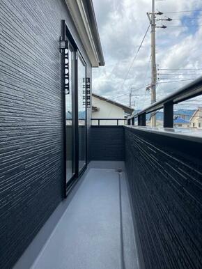 新鮮な空気だけでなく気持ちにゆとりを与えてくれるバルコニー（1号棟）