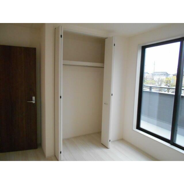 空間の使い方はいろいろ。服だけでなくさまざまなアイテムの収納にも◎（2号棟）