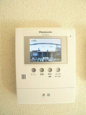 【インターホン】来訪者を映像で確認できるテレビモニター付インターホンです☆