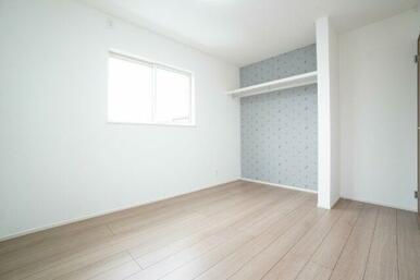 2階6帖洋室。オープンクローゼットでお部屋の広さを最大限に使用できます。※類似物件の参考画像です。