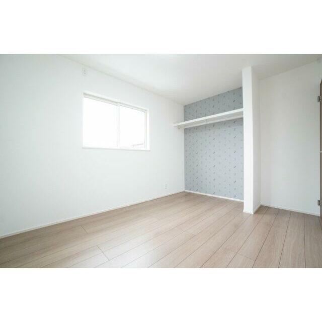 2階6帖洋室。オープンクローゼットでお部屋の広さを最大限に使用できます。※類似物件の参考画像です。