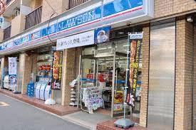 本物件より一番近くにある『ローソン新宿山吹町店』・・・サンダルでひとっ走り！